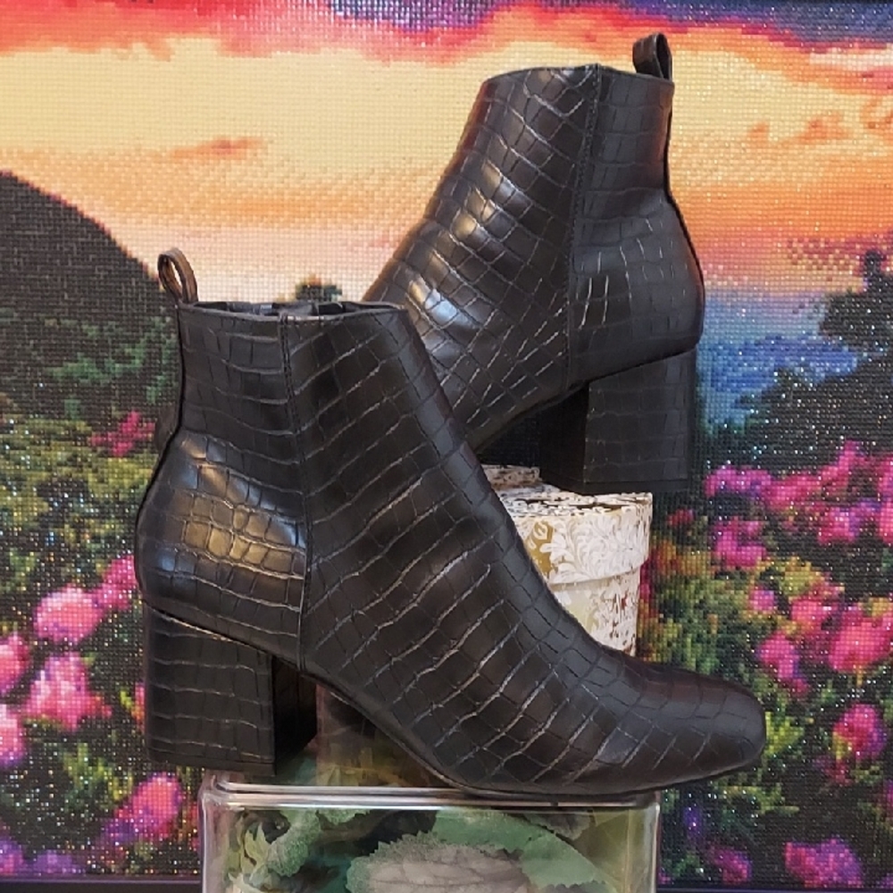 Womens Time and Tru Block Heel Faux Leather Booties